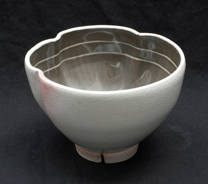 medium, three-lobed bowl side