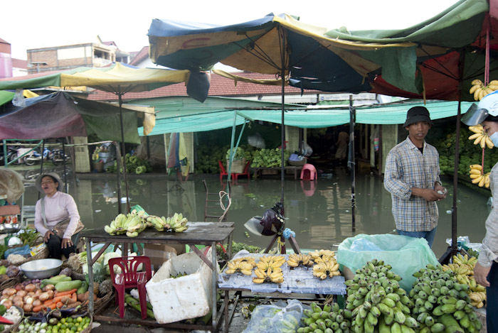 market with water behind stands