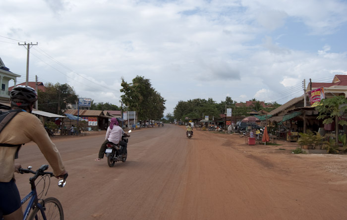 Anlong Veng main road, leaving to the north